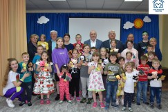 В преддверии Международного дня защиты детей по всей стране под эгидой Минстроя России проходит акция «Под крышей заботы»