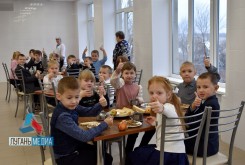 Обеды, в отремонтированной калужскими строителями столовой, нравятся первомайским школьникам