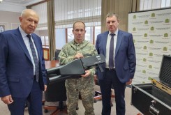 Депутаты фракции «Единая Россия» передали калужскому бойцу противодроновое ружье